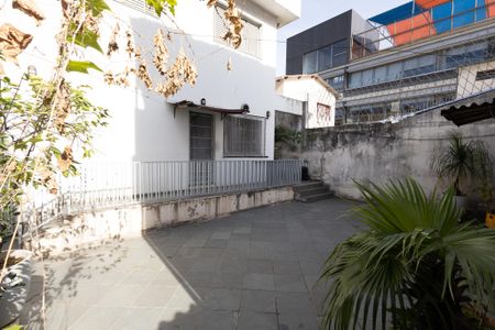 Casa para alugar com 385m², 6 quartos e 3 vagas Casa para alugar com 385m², 6 quartos e 3 vagasQuintal