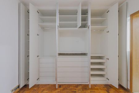 Casa à venda com 300m², 4 quartos e 4 vagasSuíte 1