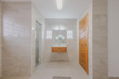 Casa à venda com 300m², 4 quartos e 4 vagasBanheiro da Suíte 2