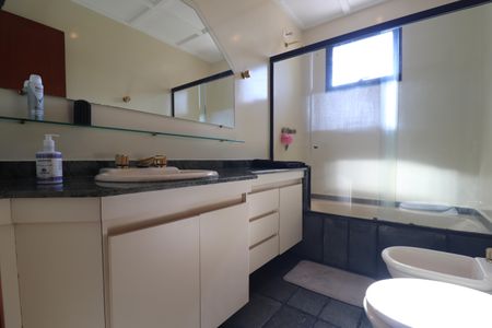 Apartamento à venda com 176m², 3 quartos e 2 vagasBanheiro Social