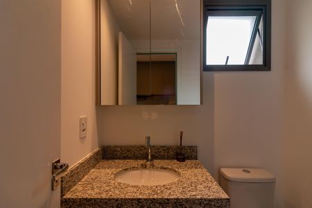 Banheiro de kitnet/studio para alugar com 1 quarto, 26m² em Vila Nova Conceição, São Paulo