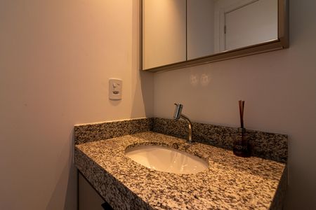 Banheiro de kitnet/studio para alugar com 1 quarto, 26m² em Vila Nova Conceição, São Paulo