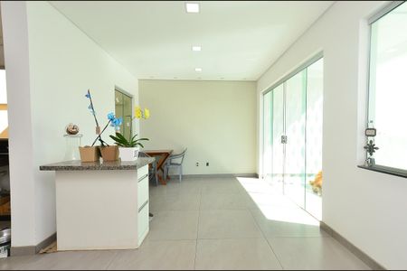 Casa à venda com 101m², 3 quartos e 2 vagas Casa à venda com 101m², 3 quartos e 2 vagasSala