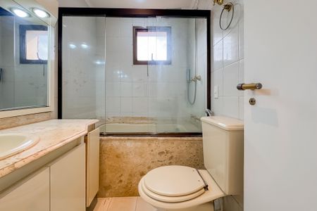 Apartamento para alugar com 250m², 4 quartos e 3 vagas Apartamento para alugar com 250m², 4 quartos e 3 vagasBanheiro da Suíte 1