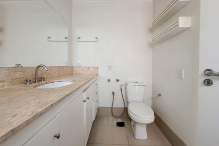Apartamento para alugar com 250m², 4 quartos e 3 vagas Apartamento para alugar com 250m², 4 quartos e 3 vagasBanheiro da Suíte 2