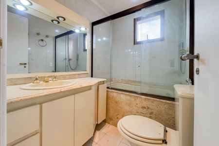 Apartamento para alugar com 250m², 4 quartos e 3 vagas Apartamento para alugar com 250m², 4 quartos e 3 vagasBanheiro da Suíte 1