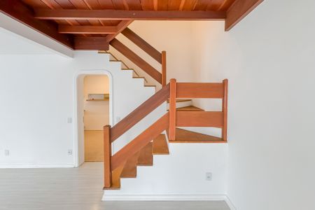 Apartamento para alugar com 250m², 4 quartos e 3 vagas Apartamento para alugar com 250m², 4 quartos e 3 vagasEscada