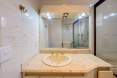 Apartamento para alugar com 250m², 4 quartos e 3 vagas Apartamento para alugar com 250m², 4 quartos e 3 vagasBanheiro da Suíte 1