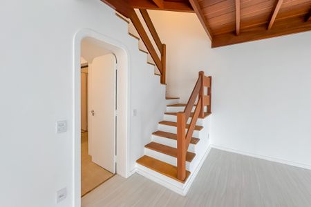 Apartamento para alugar com 250m², 4 quartos e 3 vagas Apartamento para alugar com 250m², 4 quartos e 3 vagasEscada