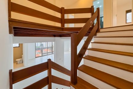 Apartamento para alugar com 250m², 4 quartos e 3 vagas Apartamento para alugar com 250m², 4 quartos e 3 vagasEscada