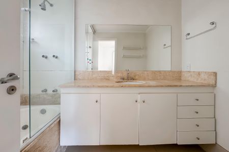 Apartamento para alugar com 250m², 4 quartos e 3 vagas Apartamento para alugar com 250m², 4 quartos e 3 vagasBanheiro da Suíte 2