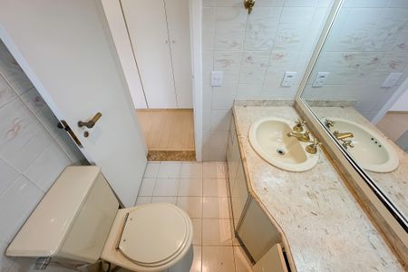 Apartamento para alugar com 250m², 4 quartos e 3 vagas Apartamento para alugar com 250m², 4 quartos e 3 vagasBanheiro da Suíte 1