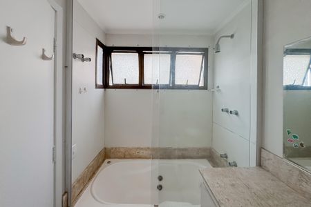 Apartamento para alugar com 250m², 4 quartos e 3 vagas Apartamento para alugar com 250m², 4 quartos e 3 vagasBanheiro da Suíte 2