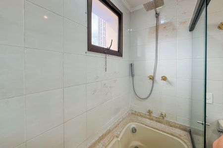 Apartamento para alugar com 250m², 4 quartos e 3 vagas Apartamento para alugar com 250m², 4 quartos e 3 vagasBanheiro da Suíte 1