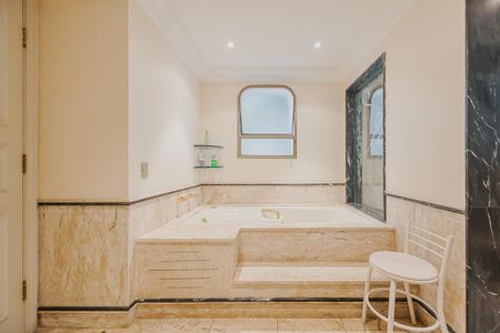 Apartamento à venda com 402m², 4 quartos e 4 vagasBanheiro da Suíte 4