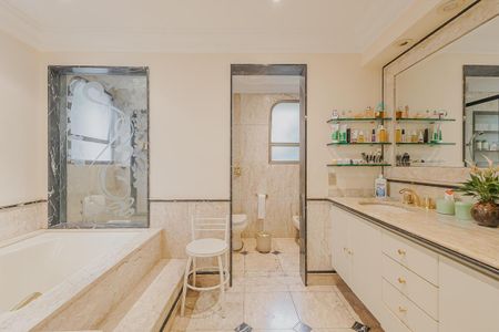 Apartamento à venda com 402m², 4 quartos e 4 vagasBanheiro da Suíte 4