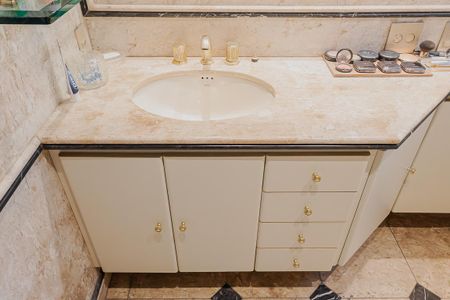 Apartamento à venda com 402m², 4 quartos e 4 vagasBanheiro da Suíte 3