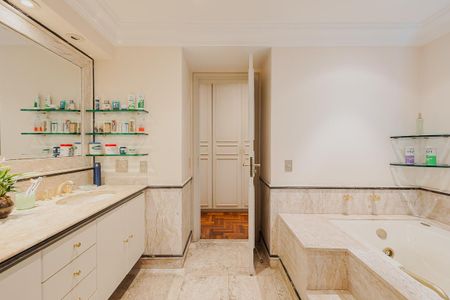 Apartamento à venda com 402m², 4 quartos e 4 vagasBanheiro da Suíte 4