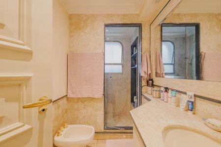 Apartamento à venda com 402m², 4 quartos e 4 vagasBanheiro da Suíte 1