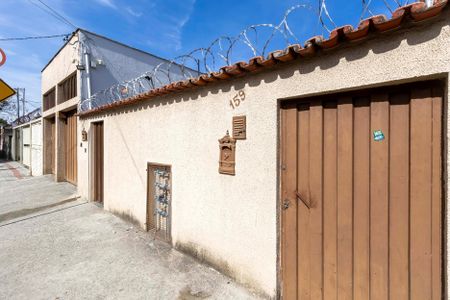 Casa à venda com 350m², 6 quartos e 2 vagas Casa à venda com 350m², 6 quartos e 2 vagasFachada