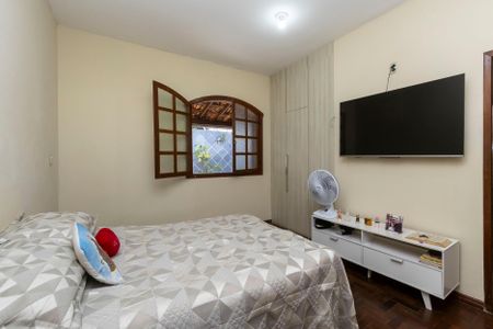 Casa à venda com 350m², 6 quartos e 2 vagas Casa à venda com 350m², 6 quartos e 2 vagasQuarto 1 - Casa 1