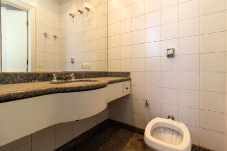 Apartamento à venda com 436m², 4 quartos e 4 vagas Apartamento à venda com 436m², 4 quartos e 4 vagasBanheiro da Suíte 4