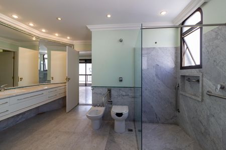 Apartamento à venda com 436m², 4 quartos e 4 vagas Apartamento à venda com 436m², 4 quartos e 4 vagasBanheiro da Suíte 3