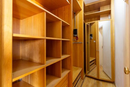 Apartamento à venda com 436m², 4 quartos e 4 vagas Apartamento à venda com 436m², 4 quartos e 4 vagasCloset da Suíte 2