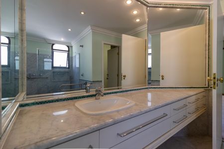 Apartamento à venda com 436m², 4 quartos e 4 vagas Apartamento à venda com 436m², 4 quartos e 4 vagasBanheiro da Suíte 3