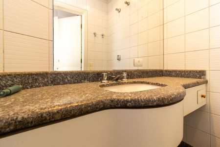 Apartamento à venda com 436m², 4 quartos e 4 vagas Apartamento à venda com 436m², 4 quartos e 4 vagasBanheiro da Suíte 4