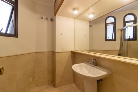 Apartamento à venda com 436m², 4 quartos e 4 vagas Apartamento à venda com 436m², 4 quartos e 4 vagasBanheiro da Suíte 2