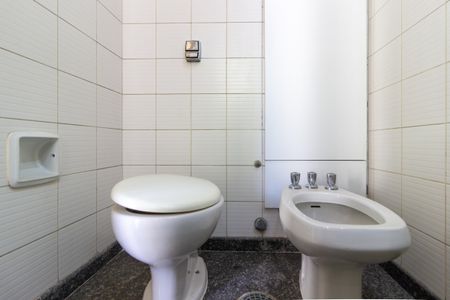 Apartamento à venda com 436m², 4 quartos e 4 vagas Apartamento à venda com 436m², 4 quartos e 4 vagasBanheiro da Suíte 1