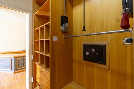 Apartamento à venda com 436m², 4 quartos e 4 vagas Apartamento à venda com 436m², 4 quartos e 4 vagasCloset da Suíte 2