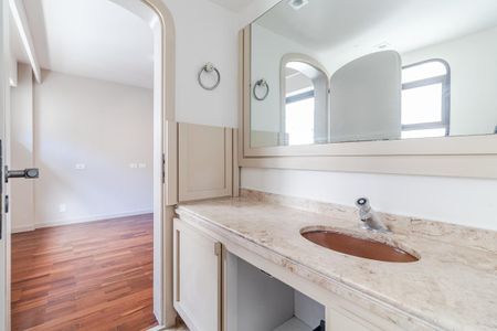 Apartamento à venda com 469m², 4 quartos e 4 vagasBanheiro da Suíte 1