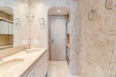 Apartamento à venda com 469m², 4 quartos e 4 vagasBanheiro da Suíte master