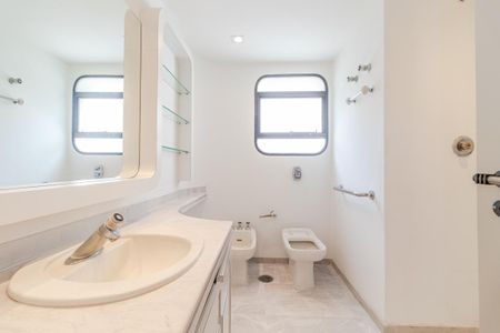 Apartamento à venda com 469m², 4 quartos e 4 vagasBanheiro da Suíte 2