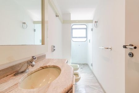 Apartamento à venda com 469m², 4 quartos e 4 vagasBanheiro da Suíte 3