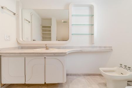 Apartamento à venda com 469m², 4 quartos e 4 vagasBanheiro da Suíte 2