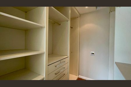 Apartamento à venda com 113m², 2 quartos e 2 vagas Apartamento à venda com 113m², 2 quartos e 2 vagasCloset da suíte 2