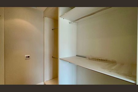 Apartamento à venda com 113m², 2 quartos e 2 vagas Apartamento à venda com 113m², 2 quartos e 2 vagasCloset da suíte 2