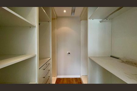 Apartamento à venda com 113m², 2 quartos e 2 vagas Apartamento à venda com 113m², 2 quartos e 2 vagasCloset da suíte 2