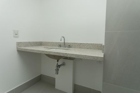 Banheiro de apartamento à venda com 1 quarto, 29m² em Auxiliadora, Porto Alegre