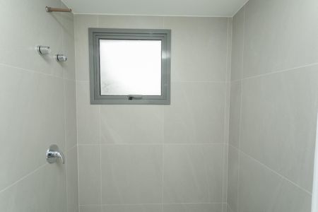 Banheiro de apartamento à venda com 1 quarto, 29m² em Auxiliadora, Porto Alegre
