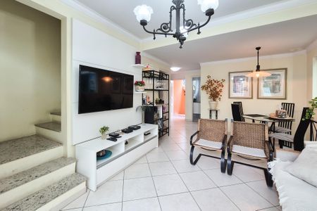 Casa à venda com 180m², 3 quartos e 3 vagas Casa à venda com 180m², 3 quartos e 3 vagasSala