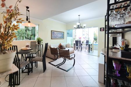 Casa à venda com 180m², 3 quartos e 3 vagas Casa à venda com 180m², 3 quartos e 3 vagasSala