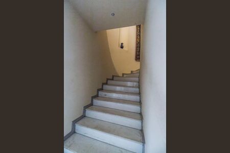 Casa de condomínio para alugar com 1500m², 4 quartos e 12 vagas Casa de condomínio para alugar com 1500m², 4 quartos e 12 vagasEscada