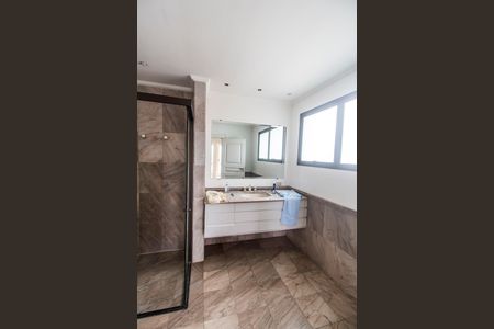 Casa de condomínio para alugar com 1500m², 4 quartos e 12 vagas Casa de condomínio para alugar com 1500m², 4 quartos e 12 vagasBanheiro da Suíte 2