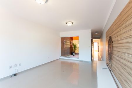 Casa à venda com 181m², 3 quartos e 6 vagas Casa à venda com 181m², 3 quartos e 6 vagasSala