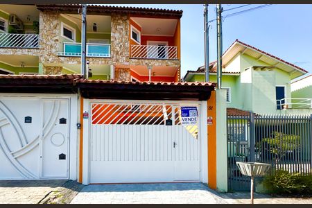 Casa à venda com 181m², 3 quartos e 6 vagas Casa à venda com 181m², 3 quartos e 6 vagasFachada