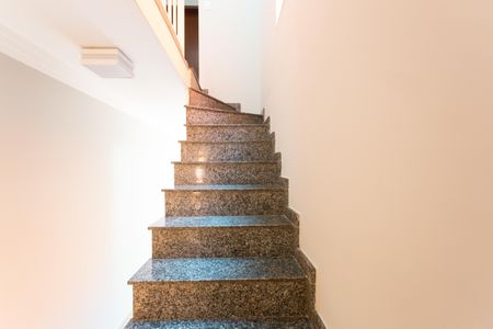 Casa à venda com 181m², 3 quartos e 6 vagas Casa à venda com 181m², 3 quartos e 6 vagasEscada